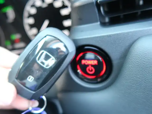 ホンダ ヴェゼル ハイブリッド e:HEV Z 石川県 2025(令7)年 0.3万km プレミアムクリスタルレッドM プッシュスタート/スマートキー2本/アクティブクルーズコントロール/ステアリングヒーター/パーキングセンサー/ハンズフリーアクセスパワーゲート/パドルシフト/ビルトインETC/Fシートヒーター/FRソナーセンサー/黒ハーフレザーシート/ヒルディセントコントロール/アダプティブドライビングビーム/ドアバイザー/Fフォグランプ/純正フロアマット