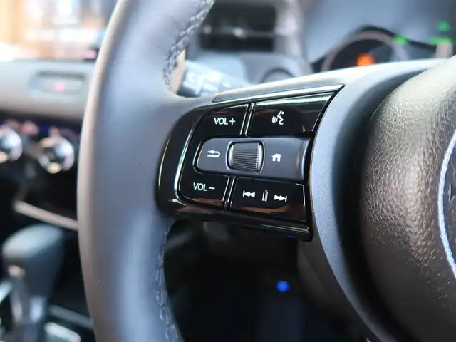 ホンダ ヴェゼル ハイブリッド e:HEV Z 石川県 2025(令7)年 0.3万km プレミアムクリスタルレッドM プッシュスタート/スマートキー2本/アクティブクルーズコントロール/ステアリングヒーター/パーキングセンサー/ハンズフリーアクセスパワーゲート/パドルシフト/ビルトインETC/Fシートヒーター/FRソナーセンサー/黒ハーフレザーシート/ヒルディセントコントロール/アダプティブドライビングビーム/ドアバイザー/Fフォグランプ/純正フロアマット