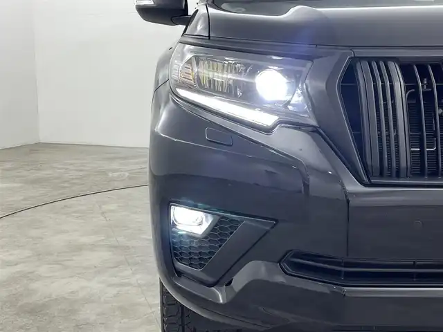 トヨタ ランドクルーザー プラド TX Lパッケージ マットブラED 福島県 2023(令5)年 2.1万km ブラック トヨタセーフティーセンス/・車線逸脱警報/・衝撃軽減ブレーキ/・先行車発車警報/・道路標識認識システム/・盗難防止装置/・レーダークルーズコントロール/・コーナーセンサー前後/純正9インチＳＤナビ　/・フルセグＴＶ/・バックカメラ/・Bluetooth接続/・CD/DVD/・AM、FM/・ビルトインETC2.0/・USB/・HDMI/・ステアリングスイッチ/４WD/ワンオーナー/サンルーフ/ルーフレール/デジタルインナーミラー /前席パワーシート/前席シートヒーター /前席エアシート  /レザーシート/レザーハンドル/LEDヘッドライト/フォグランプ/オートライト/オートマチックハイビーム/ウィンカーミラー/純正アルミホイール/純正フロアマット/プッシュスタート/スマートキー/スペアキー