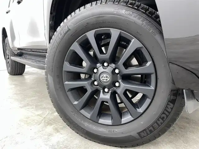 トヨタ ランドクルーザー プラド TX Lパッケージ マットブラED 福島県 2023(令5)年 2.1万km ブラック トヨタセーフティーセンス/・車線逸脱警報/・衝撃軽減ブレーキ/・先行車発車警報/・道路標識認識システム/・盗難防止装置/・レーダークルーズコントロール/・コーナーセンサー前後/純正9インチＳＤナビ　/・フルセグＴＶ/・バックカメラ/・Bluetooth接続/・CD/DVD/・AM、FM/・ビルトインETC2.0/・USB/・HDMI/・ステアリングスイッチ/４WD/ワンオーナー/サンルーフ/ルーフレール/デジタルインナーミラー /前席パワーシート/前席シートヒーター /前席エアシート  /レザーシート/レザーハンドル/LEDヘッドライト/フォグランプ/オートライト/オートマチックハイビーム/ウィンカーミラー/純正アルミホイール/純正フロアマット/プッシュスタート/スマートキー/スペアキー