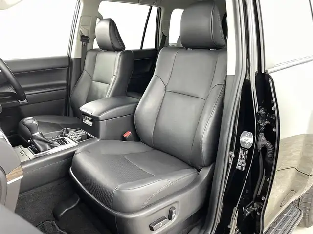 トヨタ ランドクルーザー プラド TX Lパッケージ マットブラED 福島県 2023(令5)年 2.1万km ブラック トヨタセーフティーセンス/・車線逸脱警報/・衝撃軽減ブレーキ/・先行車発車警報/・道路標識認識システム/・盗難防止装置/・レーダークルーズコントロール/・コーナーセンサー前後/純正9インチＳＤナビ　/・フルセグＴＶ/・バックカメラ/・Bluetooth接続/・CD/DVD/・AM、FM/・ビルトインETC2.0/・USB/・HDMI/・ステアリングスイッチ/４WD/ワンオーナー/サンルーフ/ルーフレール/デジタルインナーミラー /前席パワーシート/前席シートヒーター /前席エアシート  /レザーシート/レザーハンドル/LEDヘッドライト/フォグランプ/オートライト/オートマチックハイビーム/ウィンカーミラー/純正アルミホイール/純正フロアマット/プッシュスタート/スマートキー/スペアキー