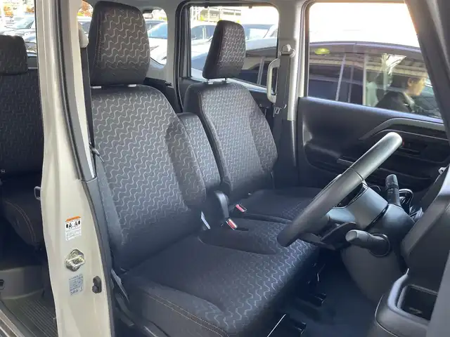 スズキ スペーシア ギア HYBRID XZターボ 東京都 2024(令6)年 1万km ベージュⅡ ワンオーナー　/純正９型メモリナビ＆フルセグ /・BluetoothAudio/・AppleCarPlay＆AndroidAuto/ヘッドアップディスプレィ /アラウンドビューモニター /両側パワースライドドア　/前席シートヒーター /ステアリングヒーター /セーフティサポート /（予防安全技術）/・デュアルカメラブレーキサポート２/・誤発進抑制機能/・低速時ブレーキホールド/・車線逸脱警報機能/・アダプティブクルーズコントロール/・標識認識機能/・発進お知らせ機能/LEDヘッドライト /Wエアバック＆ABS/保証書＆取説