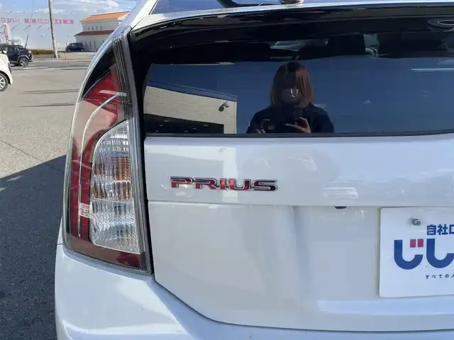 トヨタ プリウス S ツーリングセレ G’s 和歌山県 2014(平26)年 13.1万km ホワイトパールクリスタルシャイン (株)IDOMが運営する【じしゃロン和歌山店】の自社ローン対象車両になります。こちらは現金ご利用時の価格です。/自社ローンご希望の方は別途その旨お申付け下さい。/純正ＳＤナビ/Ｆ・Ｂカメラ　/ＤＴＶ　/ＢＴ　/ＣＤ／ＤＶＤ　/純正Ｆドラレコ　/Ｇｚ専用フロアマット・シート/プッシュスタート　/ＥＴＣ　/Ｇｚ純正１８インチＡＷ