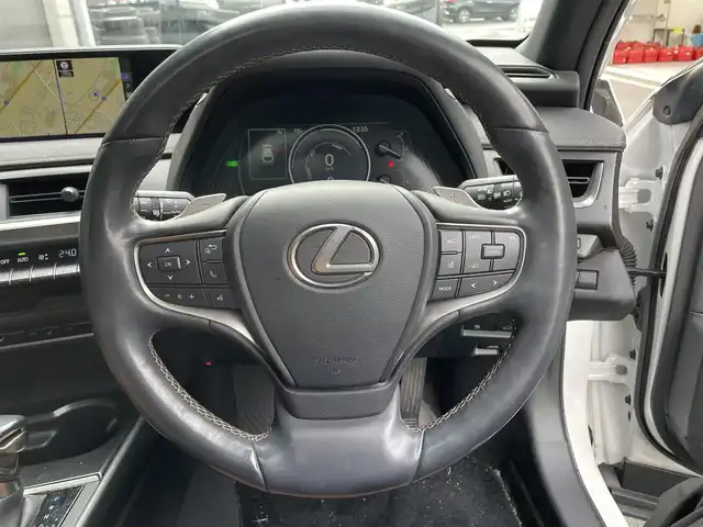 レクサス ＵＸ 滋賀県 2020(令2)年 4.8万km ソニッククォーツ 純正10.3インチナビ/【Bluetooth/CD/DVD/フルセグTV】/サンルーフ/レザーシート/バックカメラ/レーダークルーズコントロール/クリアランスソナー/LEDヘッドライト/オートマチックハイビーム/衝突軽減ブレーキ/前後ドライブレコーダー/レーンディパーチャーアラート/D/Nパワーシート/D/Nシートヒーター/ステアリングヒーター/ビルトインETC2.0/パワーバックドア/電動パーキングブレーキ/オートブレーキホールド/プッシュスタート/スマートキー/ステアリングリモコン