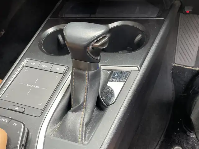 レクサス ＵＸ 滋賀県 2020(令2)年 4.8万km ソニッククォーツ 純正10.3インチナビ/【Bluetooth/CD/DVD/フルセグTV】/サンルーフ/レザーシート/バックカメラ/レーダークルーズコントロール/クリアランスソナー/LEDヘッドライト/オートマチックハイビーム/衝突軽減ブレーキ/前後ドライブレコーダー/レーンディパーチャーアラート/D/Nパワーシート/D/Nシートヒーター/ステアリングヒーター/ビルトインETC2.0/パワーバックドア/電動パーキングブレーキ/オートブレーキホールド/プッシュスタート/スマートキー/ステアリングリモコン