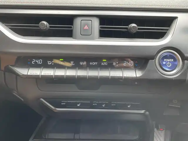 レクサス ＵＸ 滋賀県 2020(令2)年 4.8万km ソニッククォーツ 純正10.3インチナビ/【Bluetooth/CD/DVD/フルセグTV】/サンルーフ/レザーシート/バックカメラ/レーダークルーズコントロール/クリアランスソナー/LEDヘッドライト/オートマチックハイビーム/衝突軽減ブレーキ/前後ドライブレコーダー/レーンディパーチャーアラート/D/Nパワーシート/D/Nシートヒーター/ステアリングヒーター/ビルトインETC2.0/パワーバックドア/電動パーキングブレーキ/オートブレーキホールド/プッシュスタート/スマートキー/ステアリングリモコン