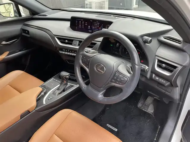 レクサス ＵＸ 滋賀県 2020(令2)年 4.8万km ソニッククォーツ 純正10.3インチナビ/【Bluetooth/CD/DVD/フルセグTV】/サンルーフ/レザーシート/バックカメラ/レーダークルーズコントロール/クリアランスソナー/LEDヘッドライト/オートマチックハイビーム/衝突軽減ブレーキ/前後ドライブレコーダー/レーンディパーチャーアラート/D/Nパワーシート/D/Nシートヒーター/ステアリングヒーター/ビルトインETC2.0/パワーバックドア/電動パーキングブレーキ/オートブレーキホールド/プッシュスタート/スマートキー/ステアリングリモコン