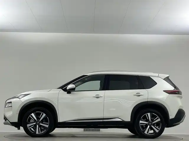 日産 エクストレイル G e－4ORCE 埼玉県 2023(令5)年 3万km ブリリアントホワイトパール 純正１２．３型ナビ　全方位　温シート　ＨＵＤ　ＢＳＭ　ＥＴＣ　ドライブレコーダー　ＬＥＤ　フルセグ　プロパイロット　液晶ミラー　パワーバックドア　パワーシート　ダウンヒルアシスト　置くだけ充電