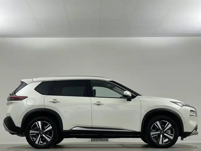 日産 エクストレイル G e－4ORCE 埼玉県 2023(令5)年 3万km ブリリアントホワイトパール 純正１２．３型ナビ　全方位　温シート　ＨＵＤ　ＢＳＭ　ＥＴＣ　ドライブレコーダー　ＬＥＤ　フルセグ　プロパイロット　液晶ミラー　パワーバックドア　パワーシート　ダウンヒルアシスト　置くだけ充電