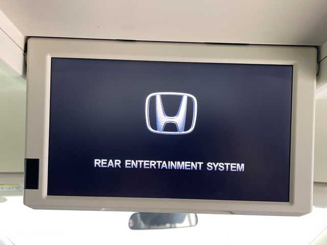 ホンダ オデッセイ ハイブリッド アブソルートセンシングEXパック 鹿児島県 2017(平29)年 3.7万km ホワイトオーキッドパール Honda SENSING/●衝突軽減ブレーキ 〈CMBS〉/●歩行者事故低減ステアリング/●ACC 〈アダプティブ・クルーズ・コントロール〉/●LKAS 〈車線維持支援システム〉/●路外逸脱抑制機能/●誤発進抑制機能/●先行車発進お知らせ機能/●標識認識機能/HondaインターナETC車載器（ナビ連動）/マルチビューカメラシステム/スマートパーキングアシストシステム/手動開閉リアエンターテインメントシステム/両側パワースライドドア/LEDルームランプ/LEDヘッドライト/コンフォートビューパッケージ/サイドエアバッグ＋サイドカーテンエアバッグ/純正17インチアルミホイール/ブラインドスポットインフォメーション/アクティブコーナリングライト/センターコンソールボックス/大型アームレスト/AC電源1500W/2列目大型ロールサンシェード/オートパワーウィンドウ/本革巻きステアリングホイール/運転席8ウェイパワーシート/LEDアウターウエルカムライト