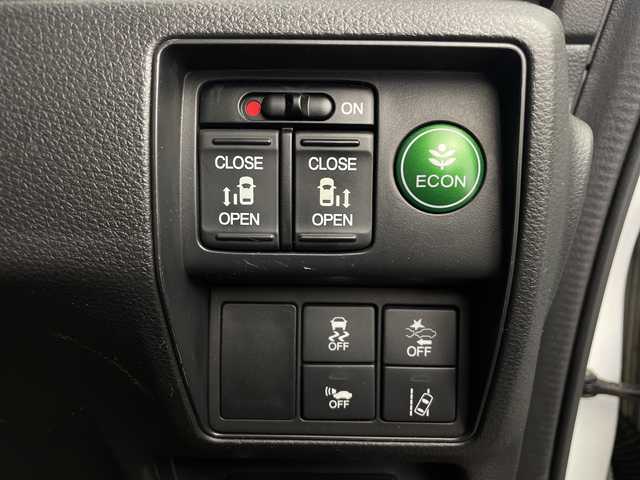 ホンダ オデッセイ ハイブリッド アブソルートセンシングEXパック 鹿児島県 2017(平29)年 3.7万km ホワイトオーキッドパール Honda SENSING/●衝突軽減ブレーキ 〈CMBS〉/●歩行者事故低減ステアリング/●ACC 〈アダプティブ・クルーズ・コントロール〉/●LKAS 〈車線維持支援システム〉/●路外逸脱抑制機能/●誤発進抑制機能/●先行車発進お知らせ機能/●標識認識機能/HondaインターナETC車載器（ナビ連動）/マルチビューカメラシステム/スマートパーキングアシストシステム/手動開閉リアエンターテインメントシステム/両側パワースライドドア/LEDルームランプ/LEDヘッドライト/コンフォートビューパッケージ/サイドエアバッグ＋サイドカーテンエアバッグ/純正17インチアルミホイール/ブラインドスポットインフォメーション/アクティブコーナリングライト/センターコンソールボックス/大型アームレスト/AC電源1500W/2列目大型ロールサンシェード/オートパワーウィンドウ/本革巻きステアリングホイール/運転席8ウェイパワーシート/LEDアウターウエルカムライト