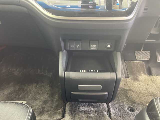 ホンダ オデッセイ ハイブリッド アブソルートセンシングEXパック 鹿児島県 2017(平29)年 3.7万km ホワイトオーキッドパール Honda SENSING/●衝突軽減ブレーキ 〈CMBS〉/●歩行者事故低減ステアリング/●ACC 〈アダプティブ・クルーズ・コントロール〉/●LKAS 〈車線維持支援システム〉/●路外逸脱抑制機能/●誤発進抑制機能/●先行車発進お知らせ機能/●標識認識機能/HondaインターナETC車載器（ナビ連動）/マルチビューカメラシステム/スマートパーキングアシストシステム/手動開閉リアエンターテインメントシステム/両側パワースライドドア/LEDルームランプ/LEDヘッドライト/コンフォートビューパッケージ/サイドエアバッグ＋サイドカーテンエアバッグ/純正17インチアルミホイール/ブラインドスポットインフォメーション/アクティブコーナリングライト/センターコンソールボックス/大型アームレスト/AC電源1500W/2列目大型ロールサンシェード/オートパワーウィンドウ/本革巻きステアリングホイール/運転席8ウェイパワーシート/LEDアウターウエルカムライト