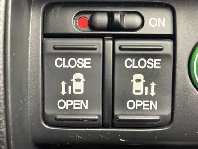 ホンダ オデッセイ ハイブリッド アブソルートセンシングEXパック 鹿児島県 2017(平29)年 3.7万km ホワイトオーキッドパール Honda SENSING/●衝突軽減ブレーキ 〈CMBS〉/●歩行者事故低減ステアリング/●ACC 〈アダプティブ・クルーズ・コントロール〉/●LKAS 〈車線維持支援システム〉/●路外逸脱抑制機能/●誤発進抑制機能/●先行車発進お知らせ機能/●標識認識機能/HondaインターナETC車載器（ナビ連動）/マルチビューカメラシステム/スマートパーキングアシストシステム/手動開閉リアエンターテインメントシステム/両側パワースライドドア/LEDルームランプ/LEDヘッドライト/コンフォートビューパッケージ/サイドエアバッグ＋サイドカーテンエアバッグ/純正17インチアルミホイール/ブラインドスポットインフォメーション/アクティブコーナリングライト/センターコンソールボックス/大型アームレスト/AC電源1500W/2列目大型ロールサンシェード/オートパワーウィンドウ/本革巻きステアリングホイール/運転席8ウェイパワーシート/LEDアウターウエルカムライト