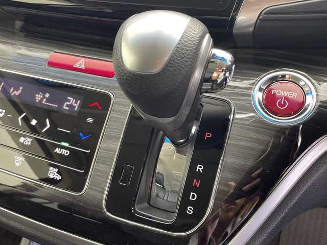 ホンダ オデッセイ ハイブリッド アブソルートセンシングEXパック 鹿児島県 2017(平29)年 3.7万km ホワイトオーキッドパール Honda SENSING/●衝突軽減ブレーキ 〈CMBS〉/●歩行者事故低減ステアリング/●ACC 〈アダプティブ・クルーズ・コントロール〉/●LKAS 〈車線維持支援システム〉/●路外逸脱抑制機能/●誤発進抑制機能/●先行車発進お知らせ機能/●標識認識機能/HondaインターナETC車載器（ナビ連動）/マルチビューカメラシステム/スマートパーキングアシストシステム/手動開閉リアエンターテインメントシステム/両側パワースライドドア/LEDルームランプ/LEDヘッドライト/コンフォートビューパッケージ/サイドエアバッグ＋サイドカーテンエアバッグ/純正17インチアルミホイール/ブラインドスポットインフォメーション/アクティブコーナリングライト/センターコンソールボックス/大型アームレスト/AC電源1500W/2列目大型ロールサンシェード/オートパワーウィンドウ/本革巻きステアリングホイール/運転席8ウェイパワーシート/LEDアウターウエルカムライト