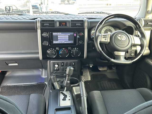 トヨタ ＦＪクルーザー 鳥取県 2012(平24)年 6.3万km ブラック/ホワイト VSC&TRC/（Vehicle Stability Control & Traction Control）/SRSサイド＆カーテンエアバッグ/前後席3点式シートベルト/マニュアルエアコン/ワイヤレスドアロックリモートコントロール/バックソナー/1GR-FE型 4.0L V6エンジン/本格的な4WDシステム（パートタイム4WD）/ビルシュタイン製モノチューブダンパー（X-REAS装着車）/社外ナビ/AM/FM、CD/DVD/フルセグTV、Bluetooth、/ドアバイザー/ETC/iPod