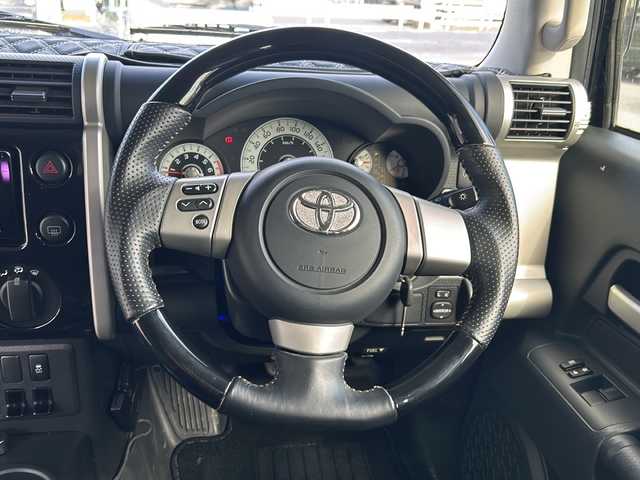 トヨタ ＦＪクルーザー 鳥取県 2012(平24)年 6.3万km ブラック/ホワイト VSC&TRC/（Vehicle Stability Control & Traction Control）/SRSサイド＆カーテンエアバッグ/前後席3点式シートベルト/マニュアルエアコン/ワイヤレスドアロックリモートコントロール/バックソナー/1GR-FE型 4.0L V6エンジン/本格的な4WDシステム（パートタイム4WD）/ビルシュタイン製モノチューブダンパー（X-REAS装着車）/社外ナビ/AM/FM、CD/DVD/フルセグTV、Bluetooth、/ドアバイザー/ETC/iPod