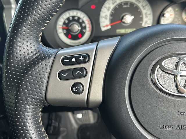 トヨタ ＦＪクルーザー 鳥取県 2012(平24)年 6.3万km ブラック/ホワイト VSC&TRC/（Vehicle Stability Control & Traction Control）/SRSサイド＆カーテンエアバッグ/前後席3点式シートベルト/マニュアルエアコン/ワイヤレスドアロックリモートコントロール/バックソナー/1GR-FE型 4.0L V6エンジン/本格的な4WDシステム（パートタイム4WD）/ビルシュタイン製モノチューブダンパー（X-REAS装着車）/社外ナビ/AM/FM、CD/DVD/フルセグTV、Bluetooth、/ドアバイザー/ETC/iPod