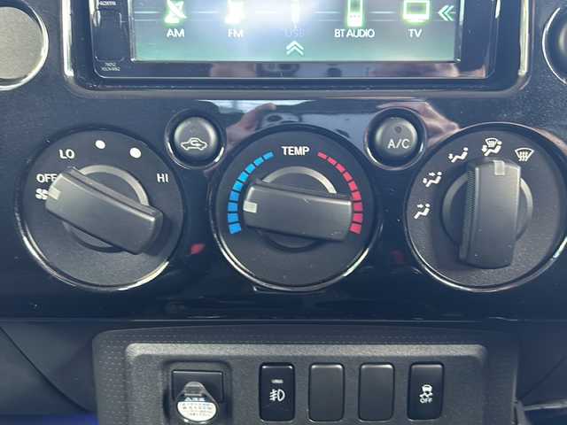 トヨタ ＦＪクルーザー 鳥取県 2012(平24)年 6.3万km ブラック/ホワイト VSC&TRC/（Vehicle Stability Control & Traction Control）/SRSサイド＆カーテンエアバッグ/前後席3点式シートベルト/マニュアルエアコン/ワイヤレスドアロックリモートコントロール/バックソナー/1GR-FE型 4.0L V6エンジン/本格的な4WDシステム（パートタイム4WD）/ビルシュタイン製モノチューブダンパー（X-REAS装着車）/社外ナビ/AM/FM、CD/DVD/フルセグTV、Bluetooth、/ドアバイザー/ETC/iPod