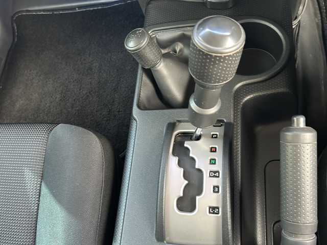 トヨタ ＦＪクルーザー 鳥取県 2012(平24)年 6.3万km ブラック/ホワイト VSC&TRC/（Vehicle Stability Control & Traction Control）/SRSサイド＆カーテンエアバッグ/前後席3点式シートベルト/マニュアルエアコン/ワイヤレスドアロックリモートコントロール/バックソナー/1GR-FE型 4.0L V6エンジン/本格的な4WDシステム（パートタイム4WD）/ビルシュタイン製モノチューブダンパー（X-REAS装着車）/社外ナビ/AM/FM、CD/DVD/フルセグTV、Bluetooth、/ドアバイザー/ETC/iPod