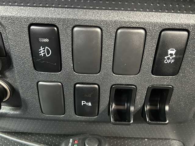 トヨタ ＦＪクルーザー 鳥取県 2012(平24)年 6.3万km ブラック/ホワイト VSC&TRC/（Vehicle Stability Control & Traction Control）/SRSサイド＆カーテンエアバッグ/前後席3点式シートベルト/マニュアルエアコン/ワイヤレスドアロックリモートコントロール/バックソナー/1GR-FE型 4.0L V6エンジン/本格的な4WDシステム（パートタイム4WD）/ビルシュタイン製モノチューブダンパー（X-REAS装着車）/社外ナビ/AM/FM、CD/DVD/フルセグTV、Bluetooth、/ドアバイザー/ETC/iPod