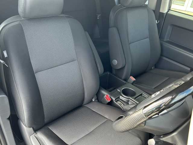 トヨタ ＦＪクルーザー 鳥取県 2012(平24)年 6.3万km ブラック/ホワイト VSC&TRC/（Vehicle Stability Control & Traction Control）/SRSサイド＆カーテンエアバッグ/前後席3点式シートベルト/マニュアルエアコン/ワイヤレスドアロックリモートコントロール/バックソナー/1GR-FE型 4.0L V6エンジン/本格的な4WDシステム（パートタイム4WD）/ビルシュタイン製モノチューブダンパー（X-REAS装着車）/社外ナビ/AM/FM、CD/DVD/フルセグTV、Bluetooth、/ドアバイザー/ETC/iPod