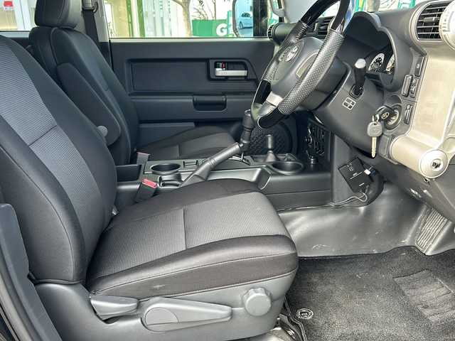 トヨタ ＦＪクルーザー 鳥取県 2012(平24)年 6.3万km ブラック/ホワイト VSC&TRC/（Vehicle Stability Control & Traction Control）/SRSサイド＆カーテンエアバッグ/前後席3点式シートベルト/マニュアルエアコン/ワイヤレスドアロックリモートコントロール/バックソナー/1GR-FE型 4.0L V6エンジン/本格的な4WDシステム（パートタイム4WD）/ビルシュタイン製モノチューブダンパー（X-REAS装着車）/社外ナビ/AM/FM、CD/DVD/フルセグTV、Bluetooth、/ドアバイザー/ETC/iPod