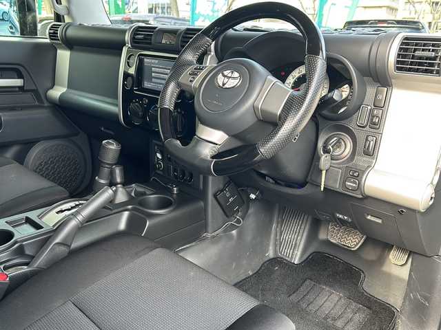 トヨタ ＦＪクルーザー 鳥取県 2012(平24)年 6.3万km ブラック/ホワイト VSC&TRC/（Vehicle Stability Control & Traction Control）/SRSサイド＆カーテンエアバッグ/前後席3点式シートベルト/マニュアルエアコン/ワイヤレスドアロックリモートコントロール/バックソナー/1GR-FE型 4.0L V6エンジン/本格的な4WDシステム（パートタイム4WD）/ビルシュタイン製モノチューブダンパー（X-REAS装着車）/社外ナビ/AM/FM、CD/DVD/フルセグTV、Bluetooth、/ドアバイザー/ETC/iPod