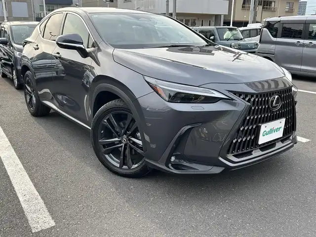 レクサス ＮＸ 450h+ バージョンL 島根県 2022(令4)年 2.7万km シルバーM ワンオーナー車/走行距離26538km 車検R9年1月26日まで/純正メーカーOP 14インチナビ/（フルセグTV/Bluetooth/USB/Miracast）/バック/サイドカメラ  デジタルインナーミラー/タンレザーシート 前席パワーシート/全席エアシート/ヒーター パワーバックドア/パドルシフト　前後ドライブレコーダー/純正ビルトインETC2.0 ステアリングヒーター/レーダークルーズコントロール 衝突被害軽減ブレーキ/レーンアシスト 前後コーナーセンサー/純正20インチアルミホイール 純正LEDヘッドライト/純正フロアマット 保証書 スペアキー(カードキー)