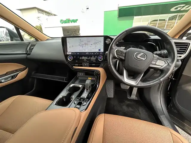 レクサス ＮＸ 450h+ バージョンL 島根県 2022(令4)年 2.7万km シルバーM ワンオーナー車/走行距離26538km 車検R9年1月26日まで/純正メーカーOP 14インチナビ/（フルセグTV/Bluetooth/USB/Miracast）/バック/サイドカメラ  デジタルインナーミラー/タンレザーシート 前席パワーシート/全席エアシート/ヒーター パワーバックドア/パドルシフト　前後ドライブレコーダー/純正ビルトインETC2.0 ステアリングヒーター/レーダークルーズコントロール 衝突被害軽減ブレーキ/レーンアシスト 前後コーナーセンサー/純正20インチアルミホイール 純正LEDヘッドライト/純正フロアマット 保証書 スペアキー(カードキー)