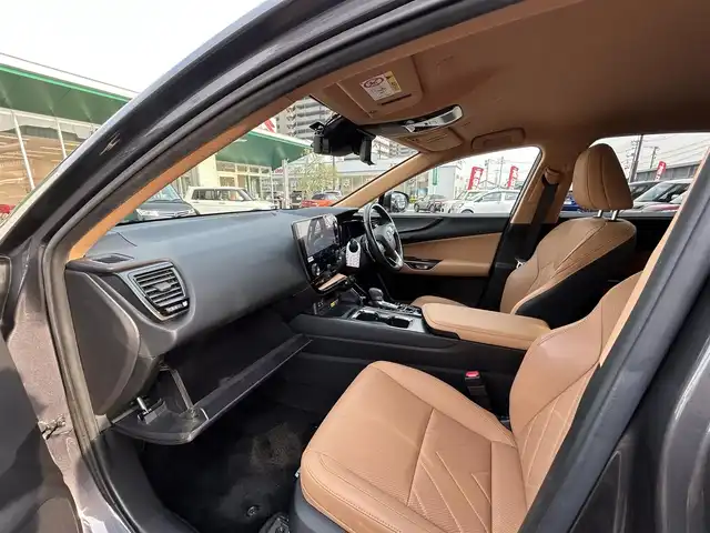 レクサス ＮＸ 450h+ バージョンL 島根県 2022(令4)年 2.7万km シルバーM ワンオーナー車/走行距離26538km 車検R9年1月26日まで/純正メーカーOP 14インチナビ/（フルセグTV/Bluetooth/USB/Miracast）/バック/サイドカメラ  デジタルインナーミラー/タンレザーシート 前席パワーシート/全席エアシート/ヒーター パワーバックドア/パドルシフト　前後ドライブレコーダー/純正ビルトインETC2.0 ステアリングヒーター/レーダークルーズコントロール 衝突被害軽減ブレーキ/レーンアシスト 前後コーナーセンサー/純正20インチアルミホイール 純正LEDヘッドライト/純正フロアマット 保証書 スペアキー(カードキー)