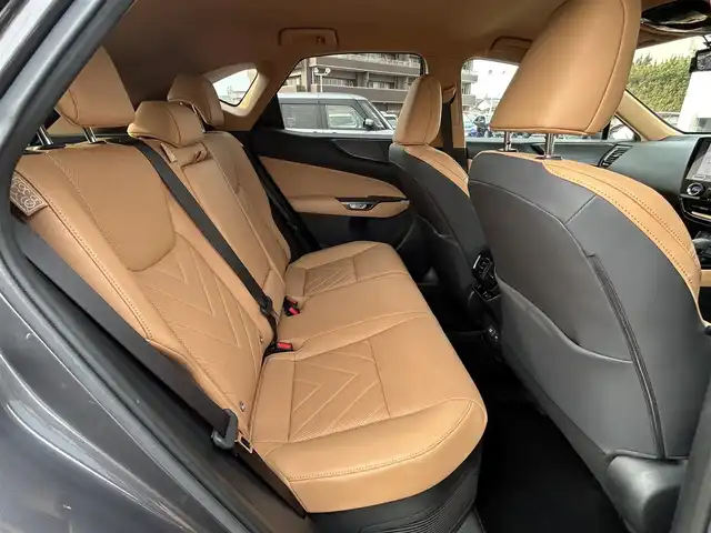 レクサス ＮＸ 450h+ バージョンL 島根県 2022(令4)年 2.7万km シルバーM ワンオーナー車/走行距離26538km 車検R9年1月26日まで/純正メーカーOP 14インチナビ/（フルセグTV/Bluetooth/USB/Miracast）/バック/サイドカメラ  デジタルインナーミラー/タンレザーシート 前席パワーシート/全席エアシート/ヒーター パワーバックドア/パドルシフト　前後ドライブレコーダー/純正ビルトインETC2.0 ステアリングヒーター/レーダークルーズコントロール 衝突被害軽減ブレーキ/レーンアシスト 前後コーナーセンサー/純正20インチアルミホイール 純正LEDヘッドライト/純正フロアマット 保証書 スペアキー(カードキー)
