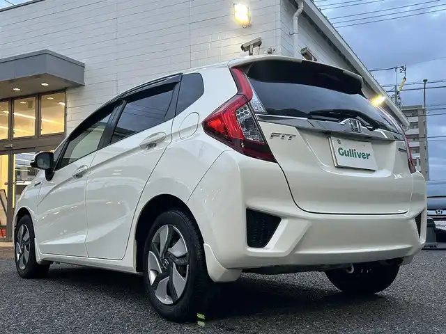 ホンダ フィット ハイブリット Lパッケージ 愛知県 2014(平26)年 17.5万km プレミアムホワイトパール 純正SDナビ(FM/AM/CD/DVD/BT/HDMI/フルセグ)/シティブレーキアクティブシステム/車両挙動安定化制御システム/ヒルスタートアシスト機能/エマージェンシーストップシグナル/バックカメラ/ドライブレコーダー/ハーフレザーシート/HIDヘッドライト/電動格納ミラー/純正フロアマット/アイドリングストップ/ETC/ドアバイザー/プッシュスタート/スマートキー・スペアキー１本/ステアリングリモコン/ABS/取扱説明書・保証書