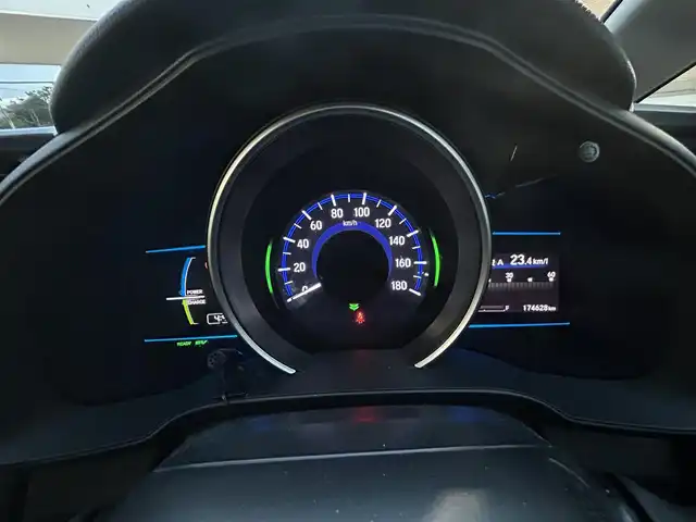 ホンダ フィット ハイブリット Lパッケージ 愛知県 2014(平26)年 17.5万km プレミアムホワイトパール 純正SDナビ(FM/AM/CD/DVD/BT/HDMI/フルセグ)/シティブレーキアクティブシステム/車両挙動安定化制御システム/ヒルスタートアシスト機能/エマージェンシーストップシグナル/バックカメラ/ドライブレコーダー/ハーフレザーシート/HIDヘッドライト/電動格納ミラー/純正フロアマット/アイドリングストップ/ETC/ドアバイザー/プッシュスタート/スマートキー・スペアキー１本/ステアリングリモコン/ABS/取扱説明書・保証書