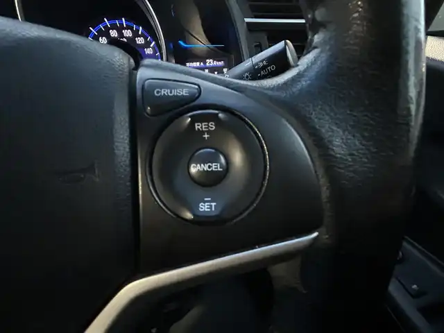 ホンダ フィット ハイブリット Lパッケージ 愛知県 2014(平26)年 17.5万km プレミアムホワイトパール 純正SDナビ(FM/AM/CD/DVD/BT/HDMI/フルセグ)/シティブレーキアクティブシステム/車両挙動安定化制御システム/ヒルスタートアシスト機能/エマージェンシーストップシグナル/バックカメラ/ドライブレコーダー/ハーフレザーシート/HIDヘッドライト/電動格納ミラー/純正フロアマット/アイドリングストップ/ETC/ドアバイザー/プッシュスタート/スマートキー・スペアキー１本/ステアリングリモコン/ABS/取扱説明書・保証書