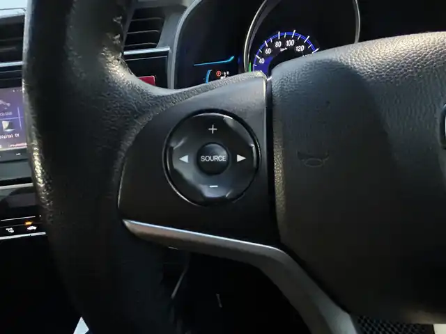 ホンダ フィット ハイブリット Lパッケージ 愛知県 2014(平26)年 17.5万km プレミアムホワイトパール 純正SDナビ(FM/AM/CD/DVD/BT/HDMI/フルセグ)/シティブレーキアクティブシステム/車両挙動安定化制御システム/ヒルスタートアシスト機能/エマージェンシーストップシグナル/バックカメラ/ドライブレコーダー/ハーフレザーシート/HIDヘッドライト/電動格納ミラー/純正フロアマット/アイドリングストップ/ETC/ドアバイザー/プッシュスタート/スマートキー・スペアキー１本/ステアリングリモコン/ABS/取扱説明書・保証書