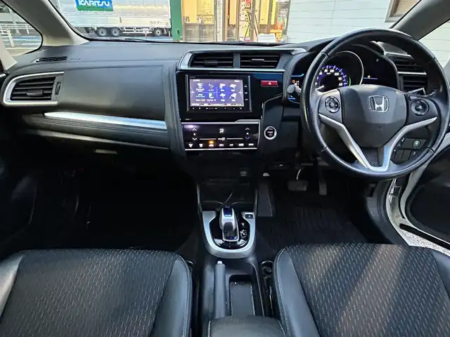 ホンダ フィット ハイブリット Lパッケージ 愛知県 2014(平26)年 17.5万km プレミアムホワイトパール 純正SDナビ(FM/AM/CD/DVD/BT/HDMI/フルセグ)/シティブレーキアクティブシステム/車両挙動安定化制御システム/ヒルスタートアシスト機能/エマージェンシーストップシグナル/バックカメラ/ドライブレコーダー/ハーフレザーシート/HIDヘッドライト/電動格納ミラー/純正フロアマット/アイドリングストップ/ETC/ドアバイザー/プッシュスタート/スマートキー・スペアキー１本/ステアリングリモコン/ABS/取扱説明書・保証書