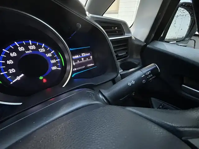 ホンダ フィット ハイブリット Lパッケージ 愛知県 2014(平26)年 17.5万km プレミアムホワイトパール 純正SDナビ(FM/AM/CD/DVD/BT/HDMI/フルセグ)/シティブレーキアクティブシステム/車両挙動安定化制御システム/ヒルスタートアシスト機能/エマージェンシーストップシグナル/バックカメラ/ドライブレコーダー/ハーフレザーシート/HIDヘッドライト/電動格納ミラー/純正フロアマット/アイドリングストップ/ETC/ドアバイザー/プッシュスタート/スマートキー・スペアキー１本/ステアリングリモコン/ABS/取扱説明書・保証書