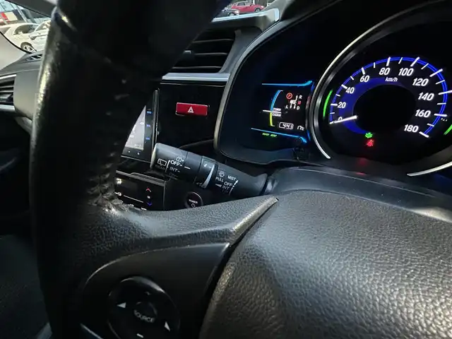 ホンダ フィット ハイブリット Lパッケージ 愛知県 2014(平26)年 17.5万km プレミアムホワイトパール 純正SDナビ(FM/AM/CD/DVD/BT/HDMI/フルセグ)/シティブレーキアクティブシステム/車両挙動安定化制御システム/ヒルスタートアシスト機能/エマージェンシーストップシグナル/バックカメラ/ドライブレコーダー/ハーフレザーシート/HIDヘッドライト/電動格納ミラー/純正フロアマット/アイドリングストップ/ETC/ドアバイザー/プッシュスタート/スマートキー・スペアキー１本/ステアリングリモコン/ABS/取扱説明書・保証書