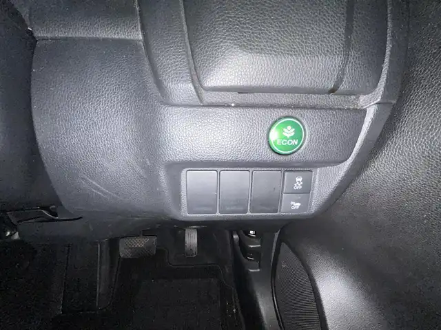 ホンダ フィット ハイブリット Lパッケージ 愛知県 2014(平26)年 17.5万km プレミアムホワイトパール 純正SDナビ(FM/AM/CD/DVD/BT/HDMI/フルセグ)/シティブレーキアクティブシステム/車両挙動安定化制御システム/ヒルスタートアシスト機能/エマージェンシーストップシグナル/バックカメラ/ドライブレコーダー/ハーフレザーシート/HIDヘッドライト/電動格納ミラー/純正フロアマット/アイドリングストップ/ETC/ドアバイザー/プッシュスタート/スマートキー・スペアキー１本/ステアリングリモコン/ABS/取扱説明書・保証書