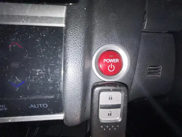 ホンダ フィット ハイブリット Lパッケージ 愛知県 2014(平26)年 17.5万km プレミアムホワイトパール 純正SDナビ(FM/AM/CD/DVD/BT/HDMI/フルセグ)/シティブレーキアクティブシステム/車両挙動安定化制御システム/ヒルスタートアシスト機能/エマージェンシーストップシグナル/バックカメラ/ドライブレコーダー/ハーフレザーシート/HIDヘッドライト/電動格納ミラー/純正フロアマット/アイドリングストップ/ETC/ドアバイザー/プッシュスタート/スマートキー・スペアキー１本/ステアリングリモコン/ABS/取扱説明書・保証書