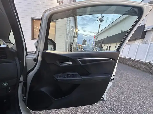 ホンダ フィット ハイブリット Lパッケージ 愛知県 2014(平26)年 17.5万km プレミアムホワイトパール 純正SDナビ(FM/AM/CD/DVD/BT/HDMI/フルセグ)/シティブレーキアクティブシステム/車両挙動安定化制御システム/ヒルスタートアシスト機能/エマージェンシーストップシグナル/バックカメラ/ドライブレコーダー/ハーフレザーシート/HIDヘッドライト/電動格納ミラー/純正フロアマット/アイドリングストップ/ETC/ドアバイザー/プッシュスタート/スマートキー・スペアキー１本/ステアリングリモコン/ABS/取扱説明書・保証書