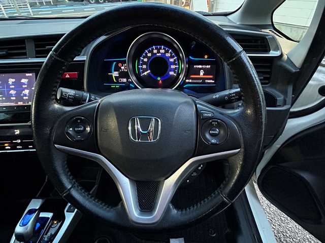 ホンダ フィット ハイブリット Lパッケージ 愛知県 2014(平26)年 17.5万km プレミアムホワイトパール 純正SDナビ(FM/AM/CD/DVD/BT/HDMI/フルセグ)/シティブレーキアクティブシステム/車両挙動安定化制御システム/ヒルスタートアシスト機能/エマージェンシーストップシグナル/バックカメラ/ドライブレコーダー/ハーフレザーシート/HIDヘッドライト/電動格納ミラー/純正フロアマット/アイドリングストップ/ETC/ドアバイザー/プッシュスタート/スマートキー・スペアキー１本/ステアリングリモコン/ABS/取扱説明書・保証書