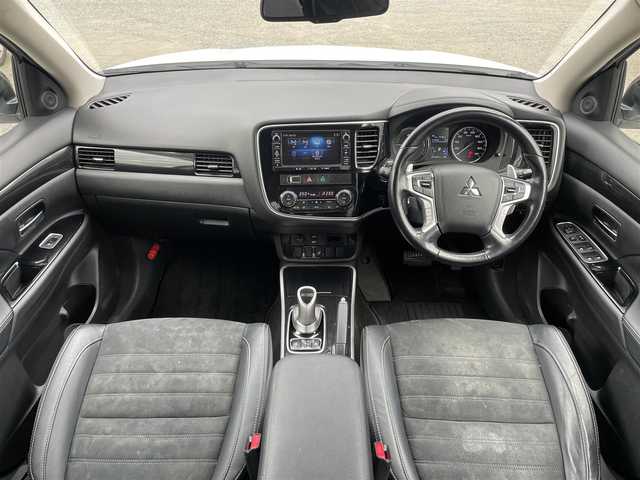 三菱 アウトランダー ＰＨＥＶ G ナビパッケージ 福岡県 2015(平27)年 7.4万km シルキーホワイト 純正7型SDナビ(ワンセグTV/BT/CD/DVD)全方位モニター衝突軽減クルコン電動リアゲートETCシートヒーターステアリングヒーター純正LEDヘットライトフォグランツインモーター４WD純正フロアマットUSB