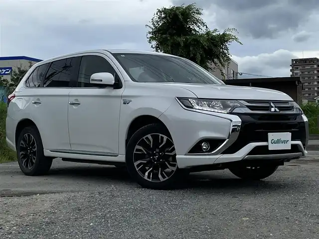 三菱 アウトランダー ＰＨＥＶ G ナビパッケージ 福岡県 2015(平27)年 7.4万km シルキーホワイト 純正7型SDナビ(ワンセグTV/BT/CD/DVD)全方位モニター衝突軽減クルコン電動リアゲートETCシートヒーターステアリングヒーター純正LEDヘットライトフォグランツインモーター４WD純正フロアマットUSB