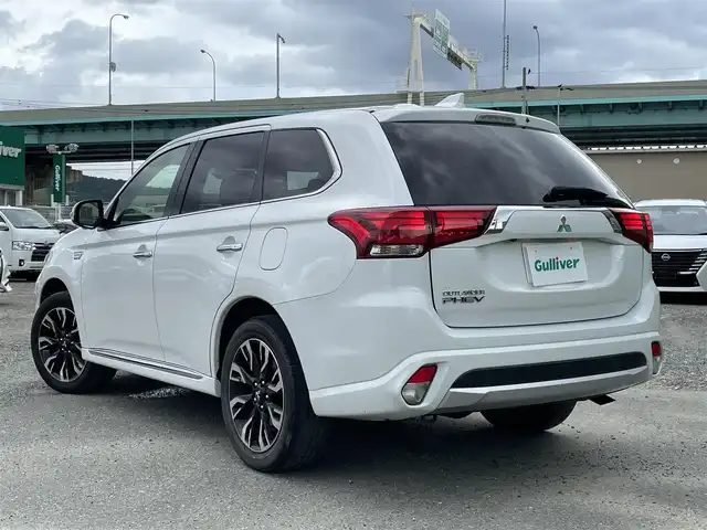 三菱 アウトランダー ＰＨＥＶ G ナビパッケージ 福岡県 2015(平27)年 7.4万km シルキーホワイト 純正7型SDナビ(ワンセグTV/BT/CD/DVD)全方位モニター衝突軽減クルコン電動リアゲートETCシートヒーターステアリングヒーター純正LEDヘットライトフォグランツインモーター４WD純正フロアマットUSB