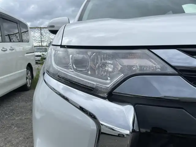 三菱 アウトランダー ＰＨＥＶ G ナビパッケージ 福岡県 2015(平27)年 7.4万km シルキーホワイト 純正7型SDナビ(ワンセグTV/BT/CD/DVD)全方位モニター衝突軽減クルコン電動リアゲートETCシートヒーターステアリングヒーター純正LEDヘットライトフォグランツインモーター４WD純正フロアマットUSB