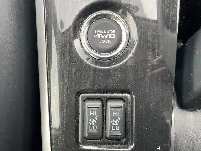 三菱 アウトランダー ＰＨＥＶ G ナビパッケージ 福岡県 2015(平27)年 7.4万km シルキーホワイト 純正7型SDナビ(ワンセグTV/BT/CD/DVD)全方位モニター衝突軽減クルコン電動リアゲートETCシートヒーターステアリングヒーター純正LEDヘットライトフォグランツインモーター４WD純正フロアマットUSB
