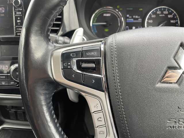 三菱 アウトランダー ＰＨＥＶ G ナビパッケージ 福岡県 2015(平27)年 7.4万km シルキーホワイト 純正7型SDナビ(ワンセグTV/BT/CD/DVD)全方位モニター衝突軽減クルコン電動リアゲートETCシートヒーターステアリングヒーター純正LEDヘットライトフォグランツインモーター４WD純正フロアマットUSB