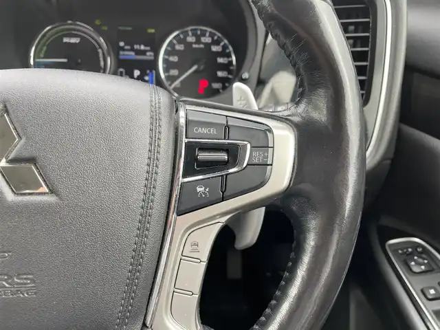 三菱 アウトランダー ＰＨＥＶ G ナビパッケージ 福岡県 2015(平27)年 7.4万km シルキーホワイト 純正7型SDナビ(ワンセグTV/BT/CD/DVD)全方位モニター衝突軽減クルコン電動リアゲートETCシートヒーターステアリングヒーター純正LEDヘットライトフォグランツインモーター４WD純正フロアマットUSB