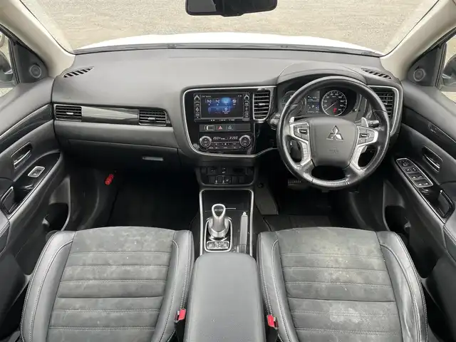 三菱 アウトランダー ＰＨＥＶ G ナビパッケージ 福岡県 2015(平27)年 7.4万km シルキーホワイト 純正7型SDナビ(ワンセグTV/BT/CD/DVD)全方位モニター衝突軽減クルコン電動リアゲートETCシートヒーターステアリングヒーター純正LEDヘットライトフォグランツインモーター４WD純正フロアマットUSB